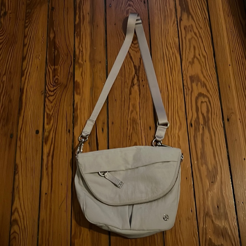 Lululemon light grey synthetic material bag
